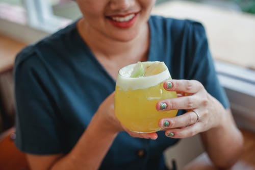 裁剪杯鸡尾酒的女人 · 免费素材图片