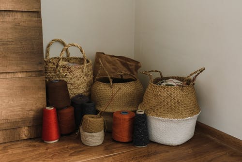 棕色编织篮棕色木制的桌子上 · 免费素材图片