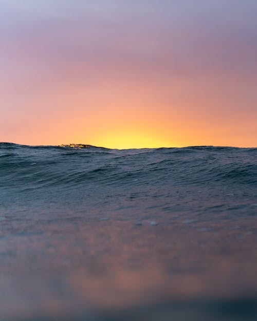 波浪海波纹的水在日落时 · 免费素材图片