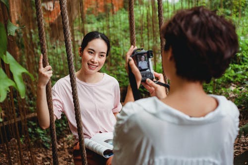 在公园里的相机拍照的朋友 · 免费素材图片