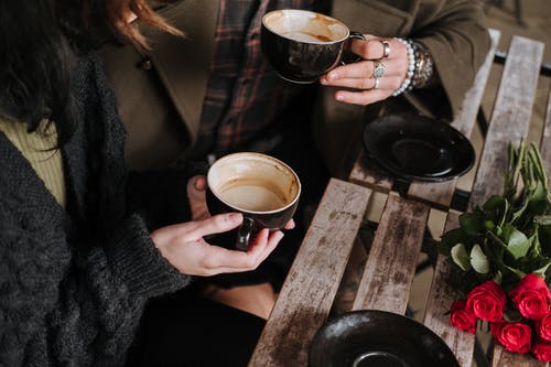 拿着黑色陶瓷杯的黑色毛衣的女人 · 免费素材图片