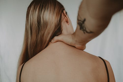 黑鸟纹身在她背上的裸照女人 · 免费素材图片