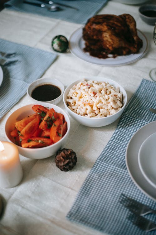 圣诞大餐期间在餐桌上的美味佳肴 · 免费素材图片