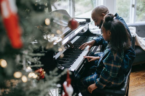 父亲和女儿弹钢琴 · 免费素材图片