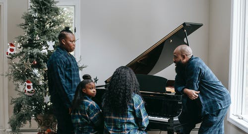 黑人家庭在舒适的房间里一起弹钢琴 · 免费素材图片