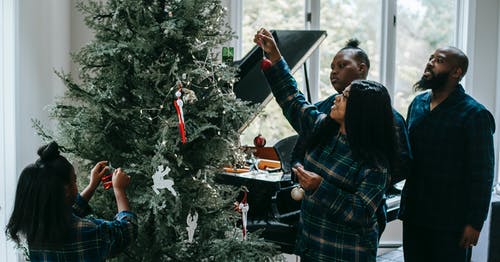 黑人家庭装饰玩具的圣诞树 · 免费素材图片