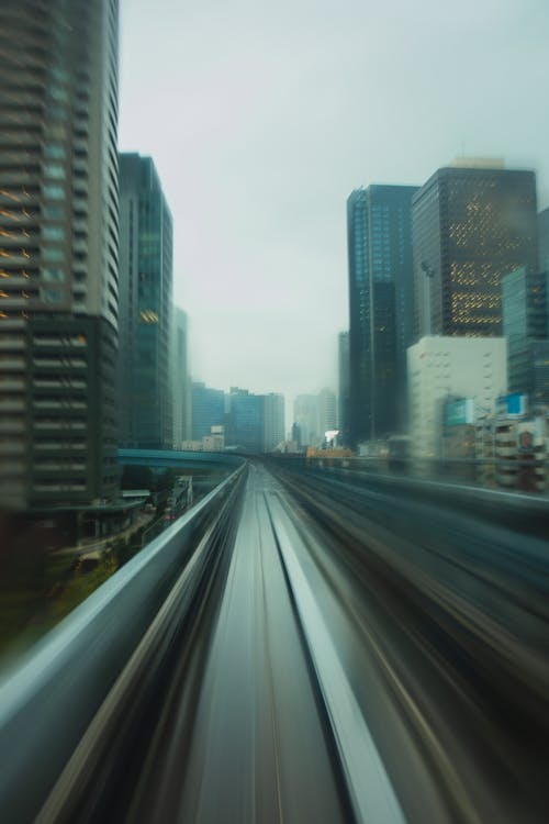 空旷的公路，在阴天穿过现代摩天大楼 · 免费素材图片