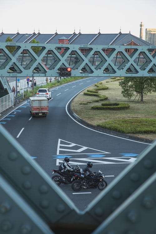 在现代城市的立交桥下繁忙的城市道路 · 免费素材图片
