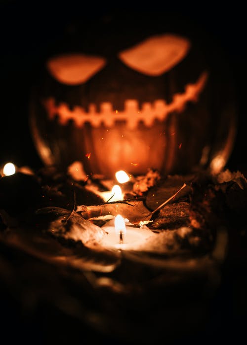 杰克o灯笼与点燃的蜡烛 · 免费素材图片