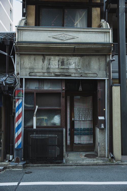 老破旧废弃的建筑的理发店在大街上 · 免费素材图片