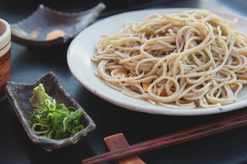 裙带菜和芥末附近的开胃面食 · 免费素材图片