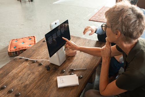 使用ipad的蓝色t恤的男孩 · 免费素材图片