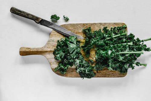 棕色木勺绿色蔬菜 · 免费素材图片