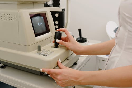 女医生在诊所中使用医疗设备 · 免费素材图片