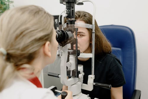 女眼科医生在诊所检查视力 · 免费素材图片