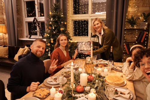 家人一起吃圣诞大餐 · 免费素材图片
