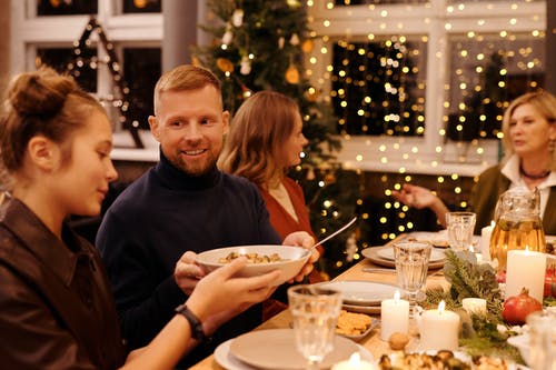 家庭庆祝圣诞节晚餐 · 免费素材图片