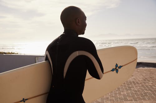有冲浪板的黑人在海洋海岸 · 免费素材图片