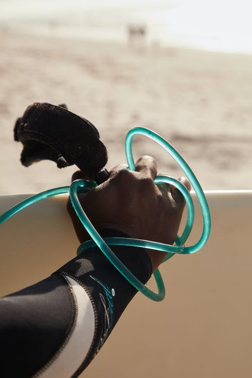 匿名的黑人冲浪板皮带 · 免费素材图片