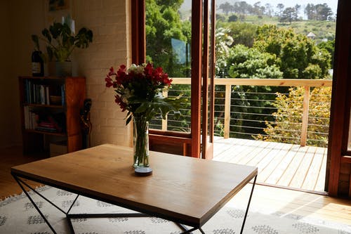 木制的桌子上的鲜花花束 · 免费素材图片