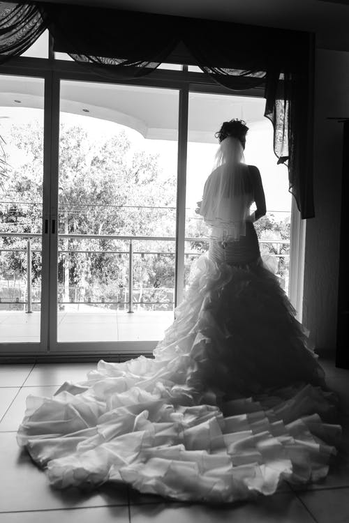 有关女人, 姻缘, 婚纱礼服的免费素材图片