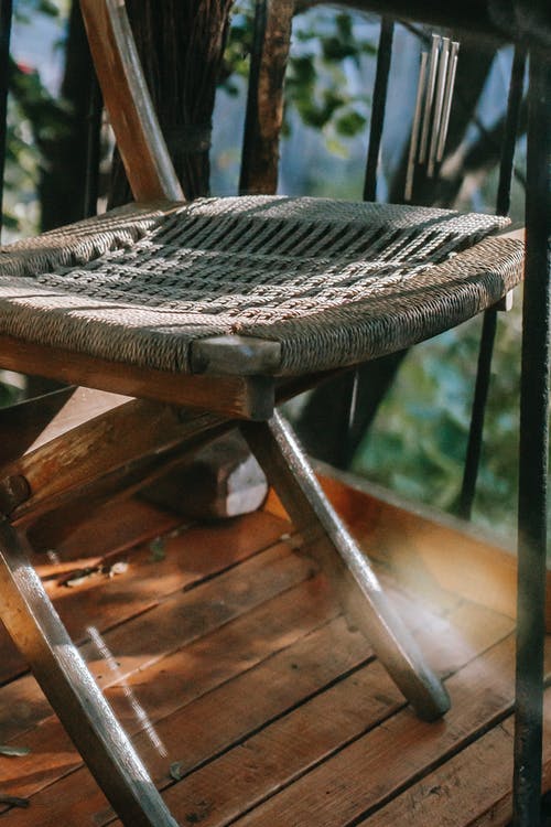 旧木椅带柳条座位位于露台上 · 免费素材图片