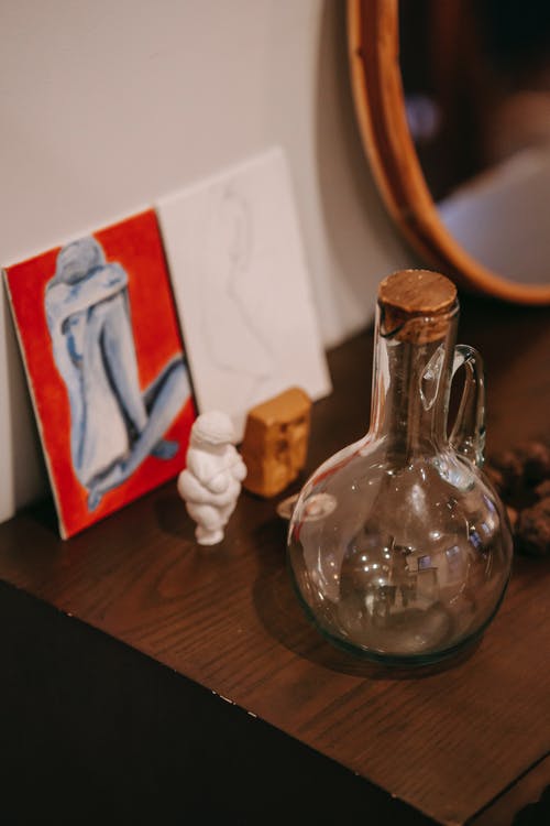 在房间里的玻璃水罐梳妆台 · 免费素材图片
