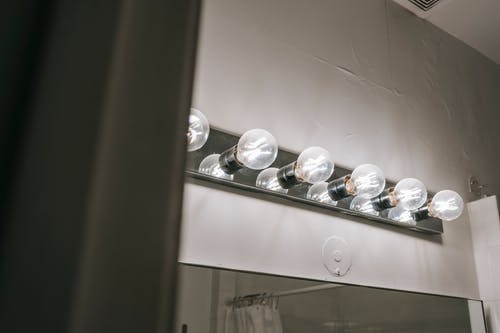 浴室墙上的闪亮灯泡 · 免费素材图片