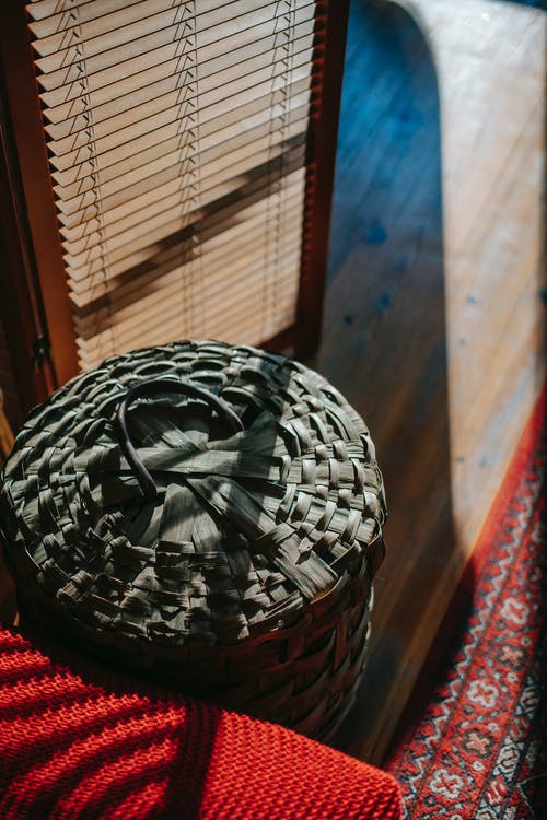 装饰柳条篮在舒适的房间 · 免费素材图片