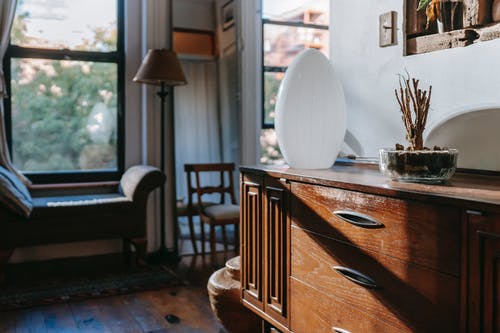 舒适的客厅，在日光下的旧家具 · 免费素材图片