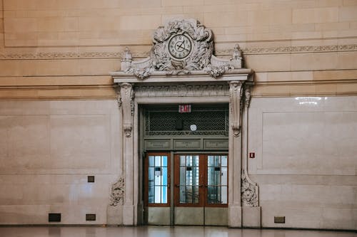 装饰丰富的门，带有宽敞的博物馆大厅中的窗户 · 免费素材图片