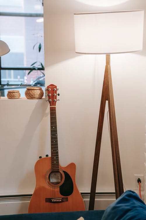 在墙上的窗户在家里的原声吉他 · 免费素材图片