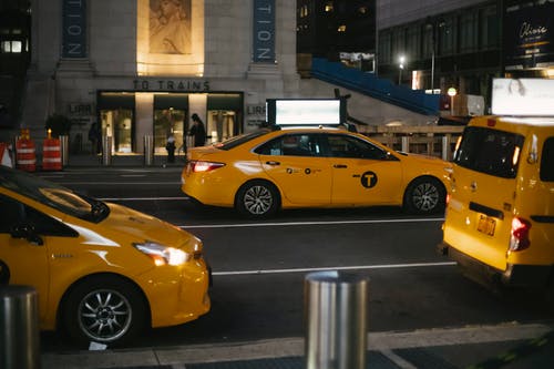 晚上在城市街道上骑的士车 · 免费素材图片