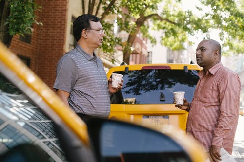 多种族的出租车司机与外卖咖啡谈城市街道 · 免费素材图片