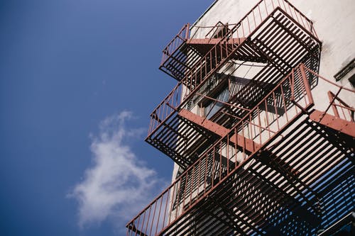 高楼梯，混凝土建筑的栏杆 · 免费素材图片