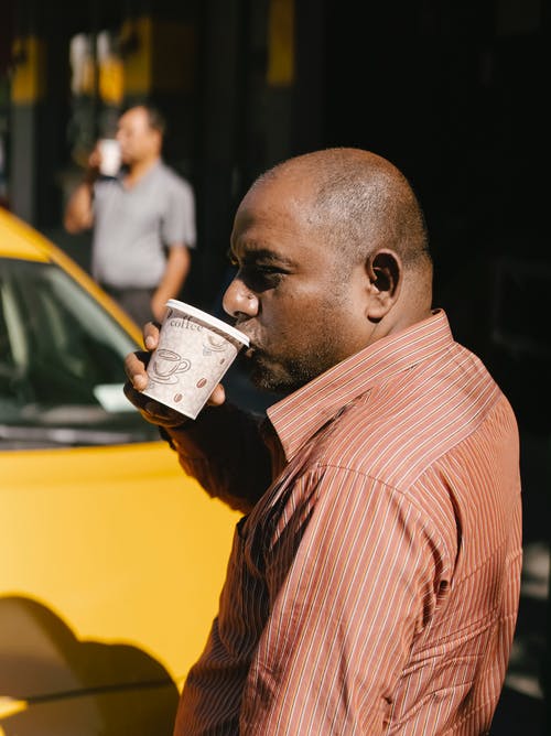 族裔男子在大街上喝咖啡 · 免费素材图片