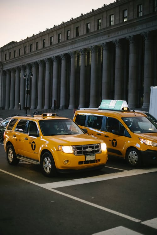 日落时分街上的当代出租车 · 免费素材图片