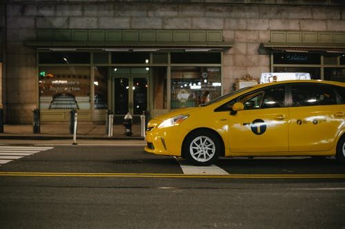 尊贵的出租车停在建筑物附近 · 免费素材图片