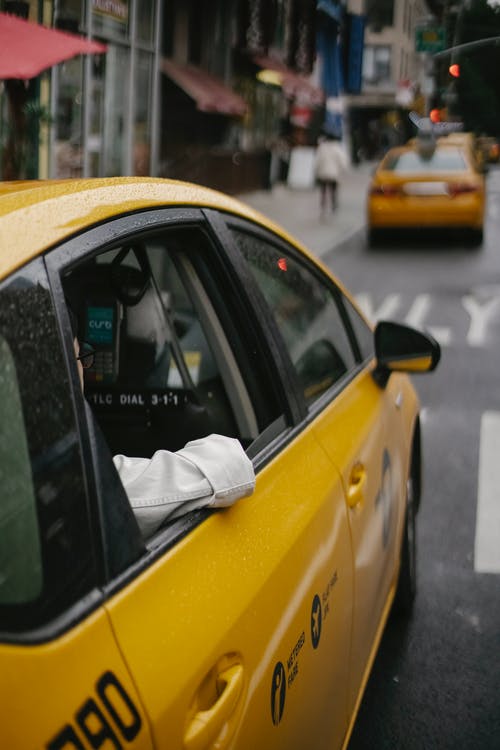 在城市不露面的人骑出租车 · 免费素材图片