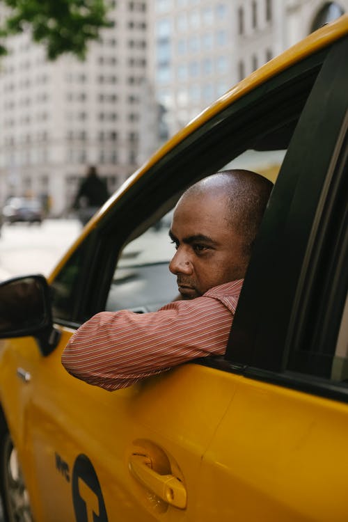 在镇上的出租车沉思的民族男子 · 免费素材图片