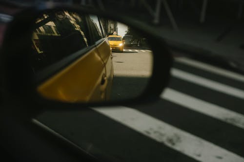 现代出租车在人行横道的道路上行驶 · 免费素材图片