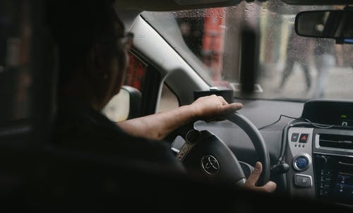 司机在雨天坐在车里 · 免费素材图片