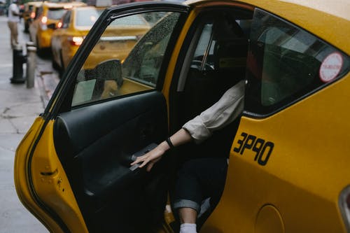 黄色出租车作物人关门 · 免费素材图片