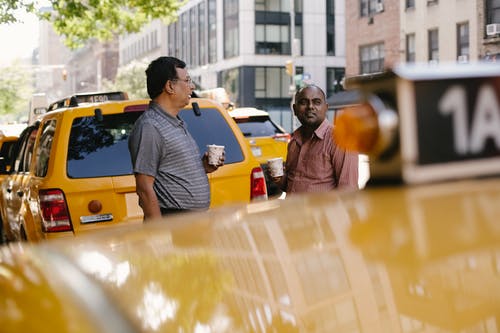 多种族的出租车司机喝咖啡去街上聊天 · 免费素材图片