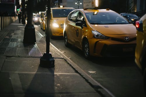各种出租车在城市街道上的交通 · 免费素材图片
