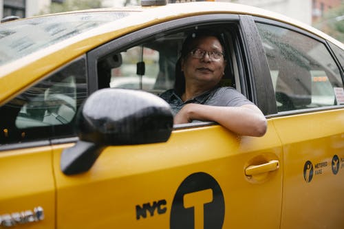 沉思的人坐在黄色出租车 · 免费素材图片