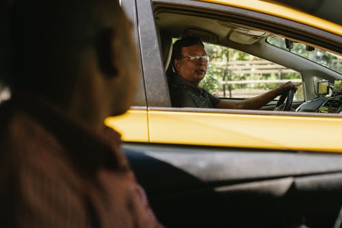 族裔男子在道路上的汽车进行交流 · 免费素材图片