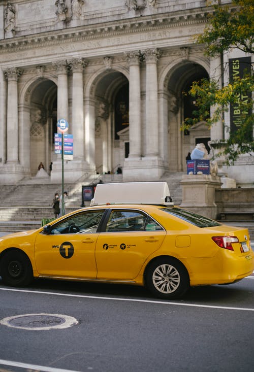 现代黄色汽车沿路边骑 · 免费素材图片