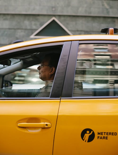 细心的亚洲男性出租车司机在现代汽车 · 免费素材图片