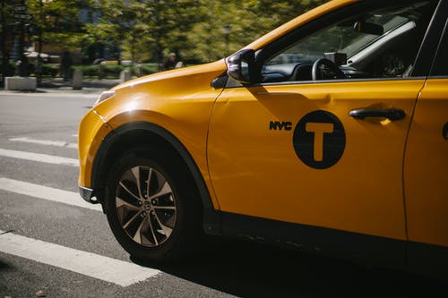 在城市道路上的黄色出租车车 · 免费素材图片
